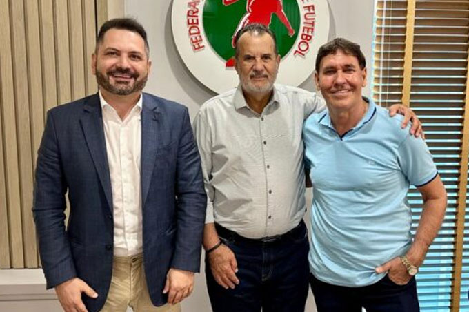 Presidente da FCF, Rubens Angelotti, recebe o presidente da ACCE
